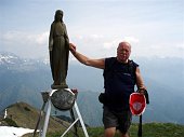 8 Valerio da la mano alla Madonnina 